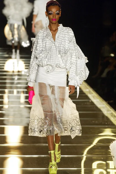 Look 16